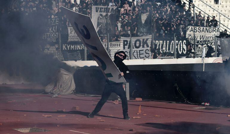 Un aficionado del PAOK, en el encuentro entre su equipo y el AEK. 