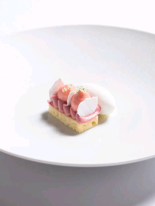 Frutos rojos, pale cream y lima