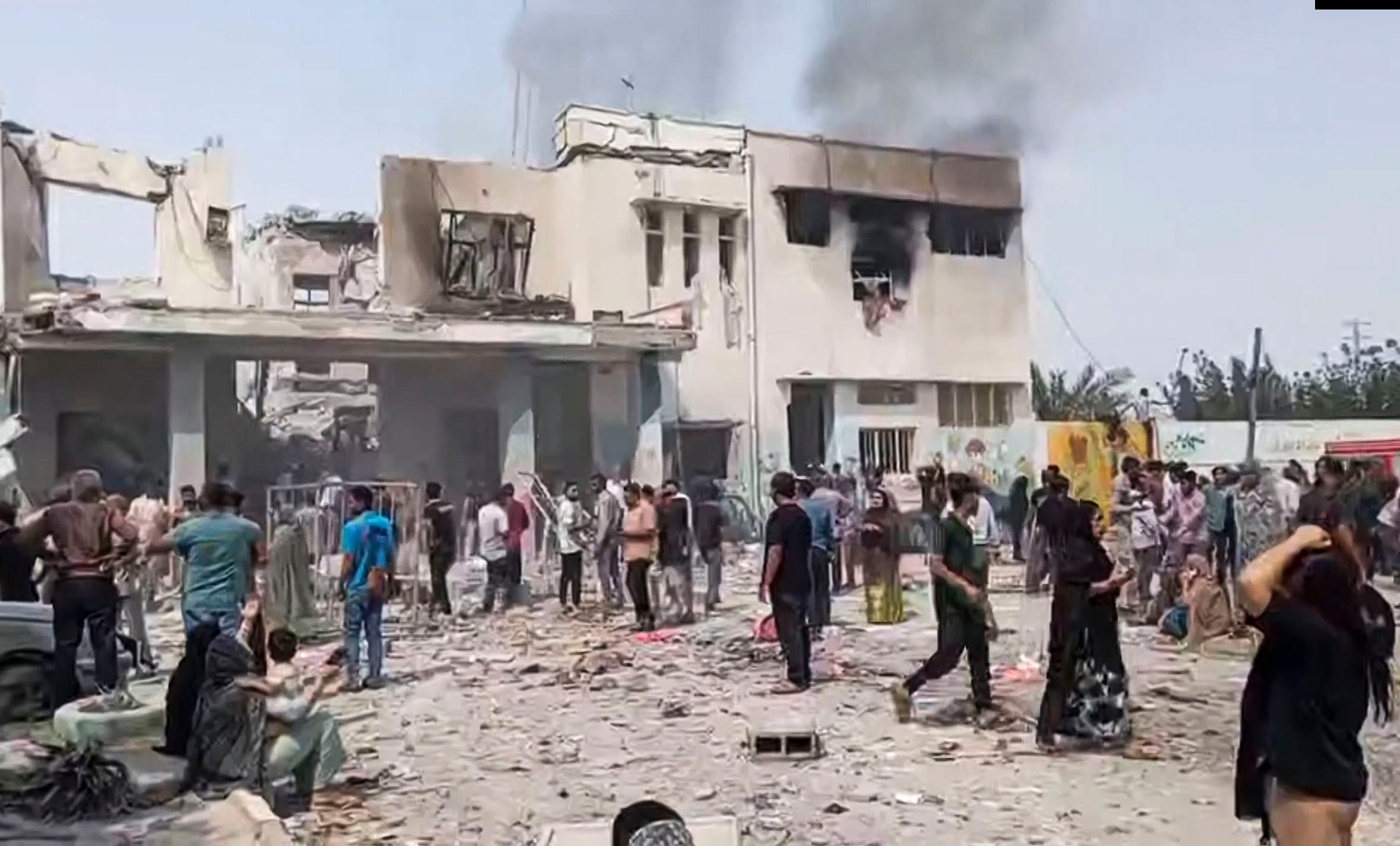 Captura del vídeo dels moments posteriors al bombardeig a la ciutat de Minan, a l'Iran, on es calcula que han mort més d'un centenar de nenes en l'atac d'Estats Units i Israel a Iran el passat dissabte.