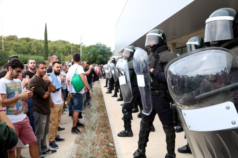 Els antiavalots, davant el pavelló de Roquetes el dia del referèndum.