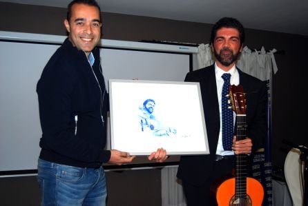 El pintor Víctor Jerez entrega a José Carlos Gómez un cuadro que recoge la imagen del guitarrista.