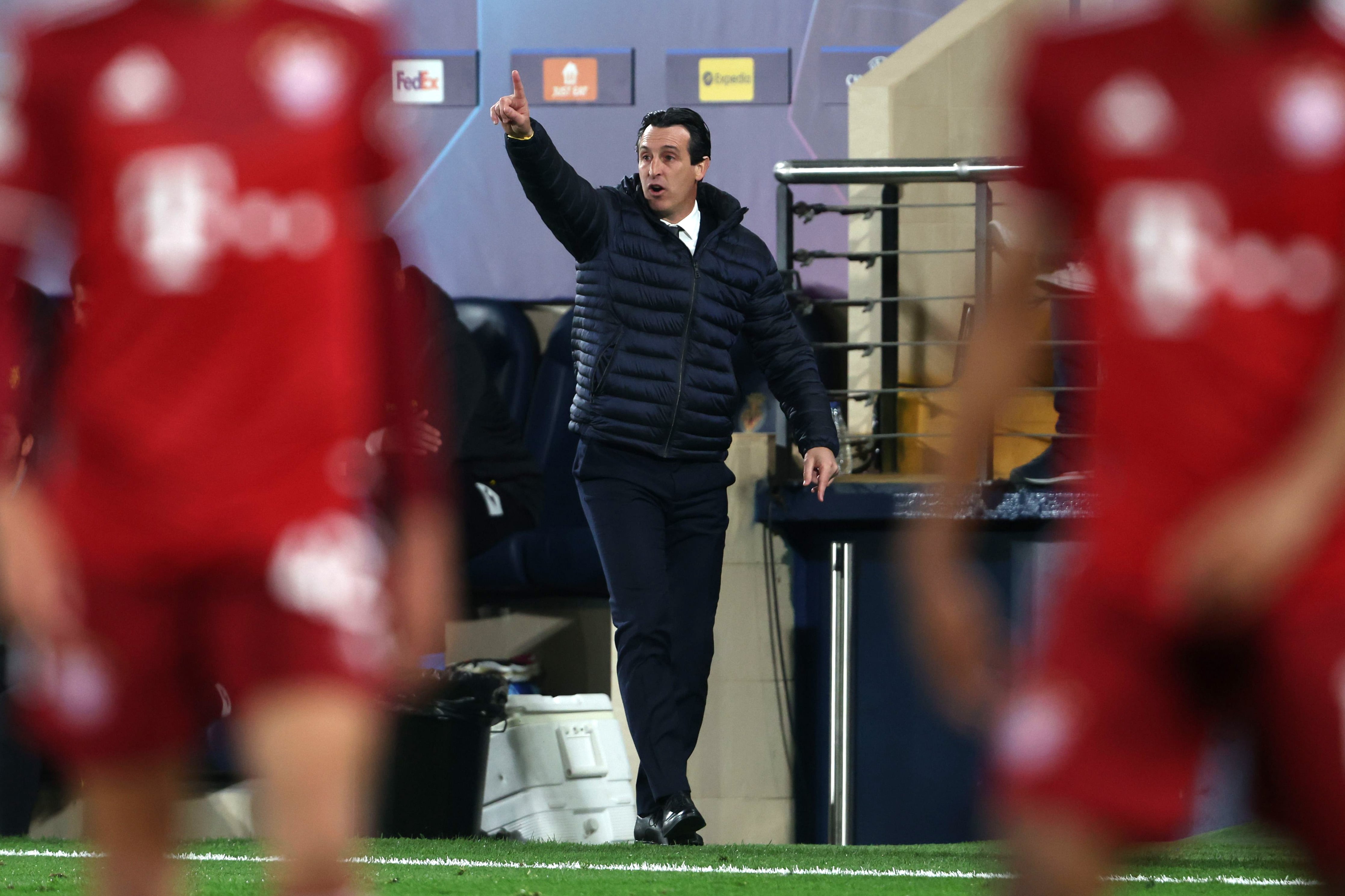 Emery da instrucciones a sus jugadores, durante el Villarreal - Bayern