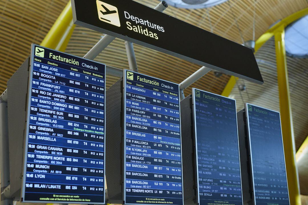 Paneles informativos en la terminal T4 del Aeropuerto Adolfo Suárez Madrid-Barajas