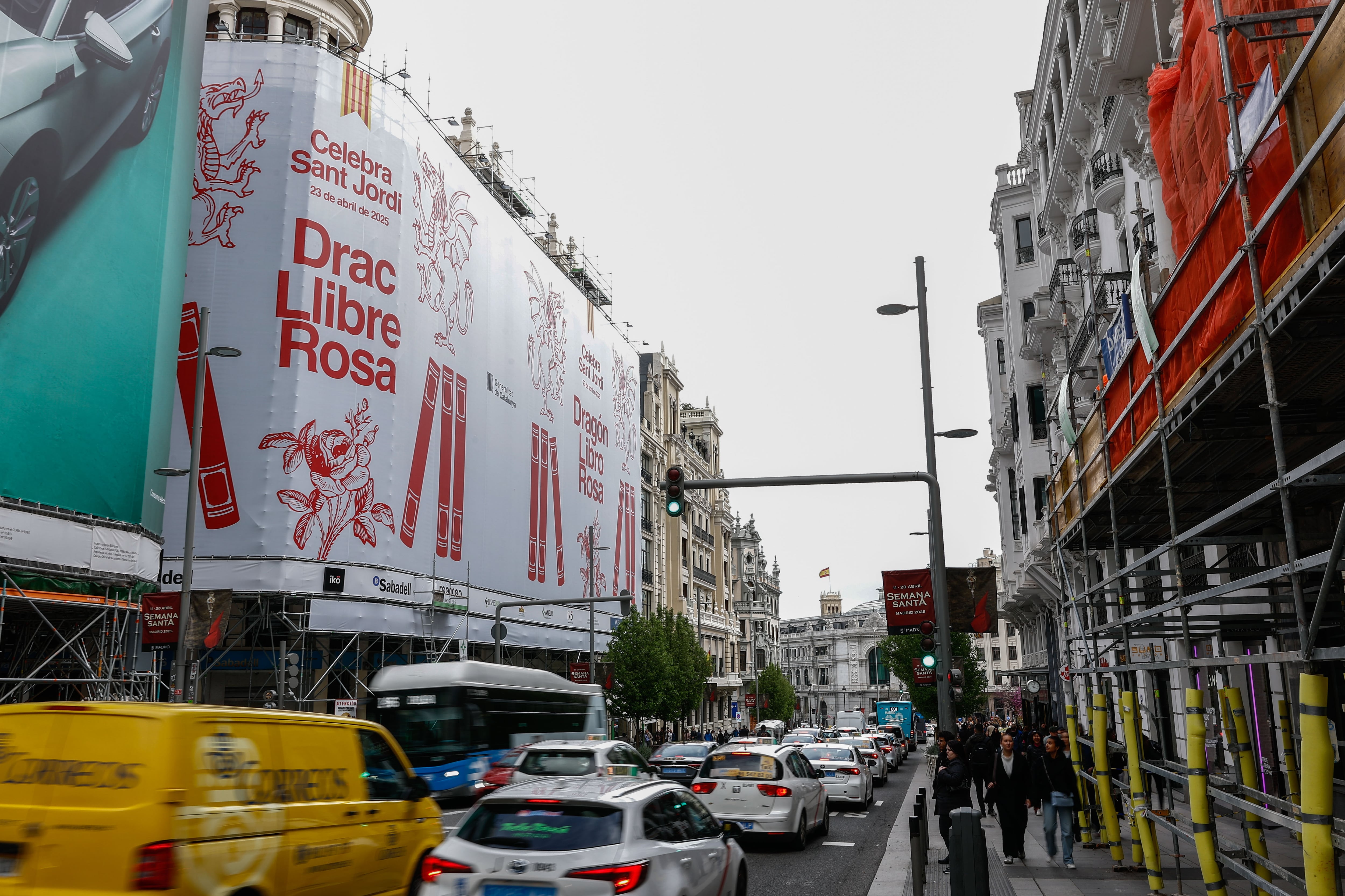 La Gran Vía madrileña este martes lucía varias una lonas gigantes con publicidad en los andamios