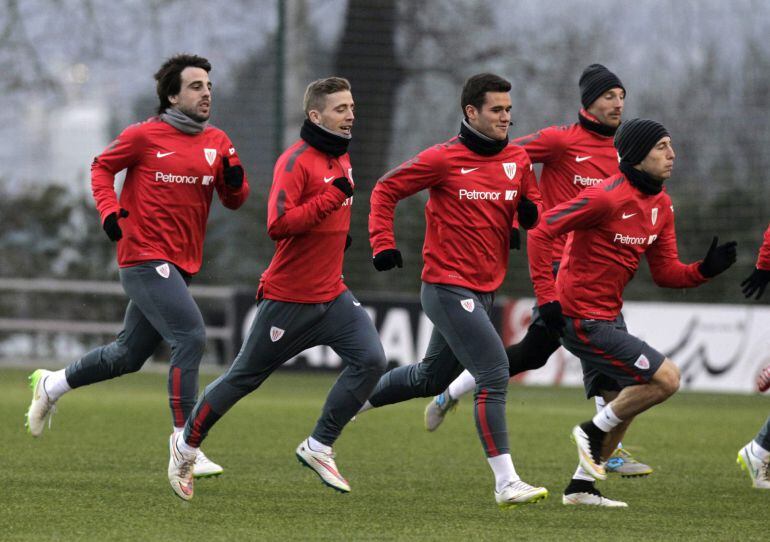 GRA348. BILBAO, 07/02/2015.- (izda a dcha) Los jugadores del Athletic Club de Bilbao Beñat Etxebarria, Iker Muniain, Ager Aketxe, Gaizka Toquero y Oscar De Marcos durante el entrenamiento de esta tarde en Lezama (Bizkaia) previo al partido que al Athletic que disputará mañana domingo contra el FC Barcelona en San Mamés correspondiente a la jornada vigésima segunda de la Liga BBVA.EFE/Alfredo Aldai