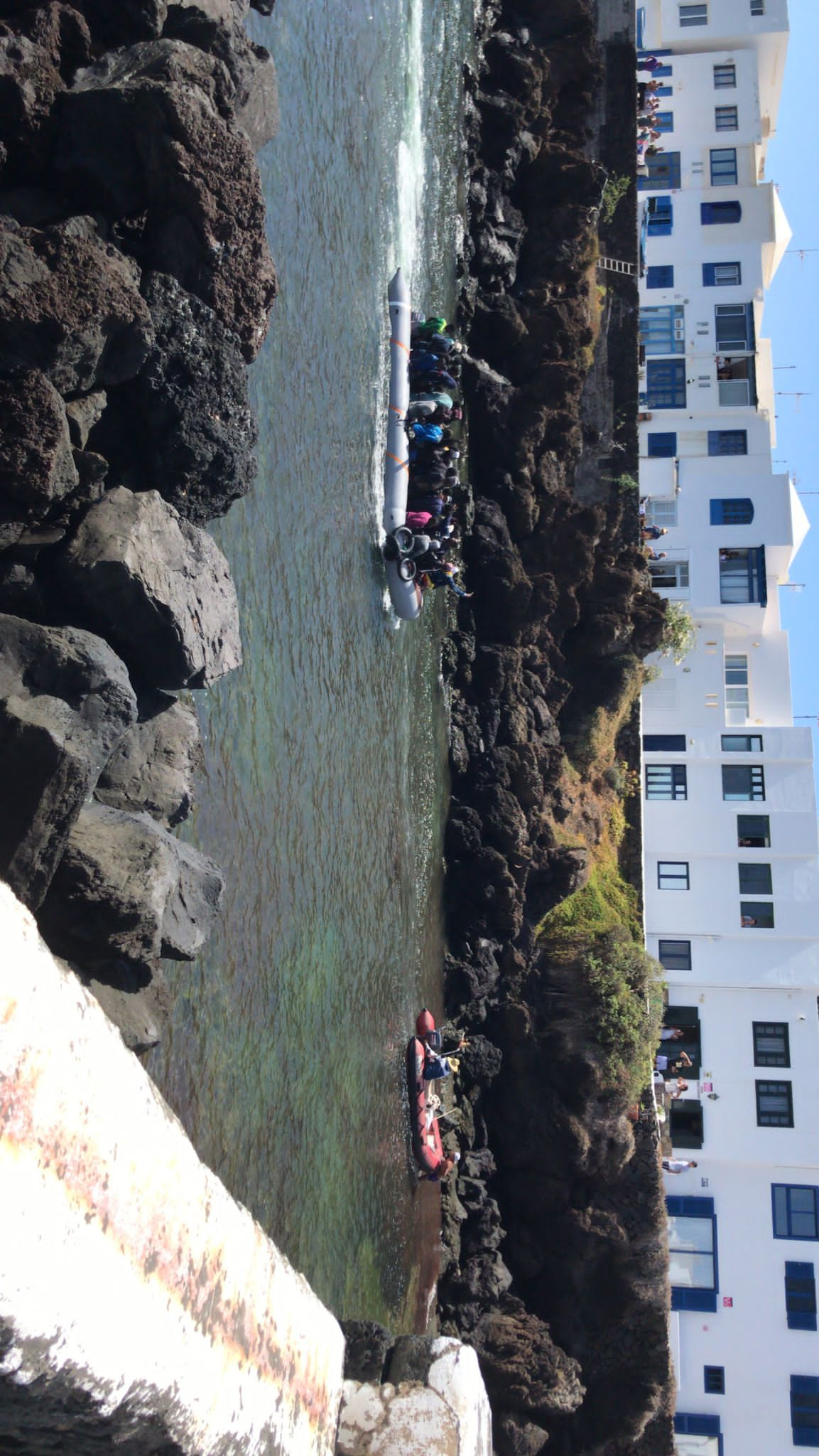 Llegada de la patera neumática, este domingo, a la costa de Punta Mujeres.