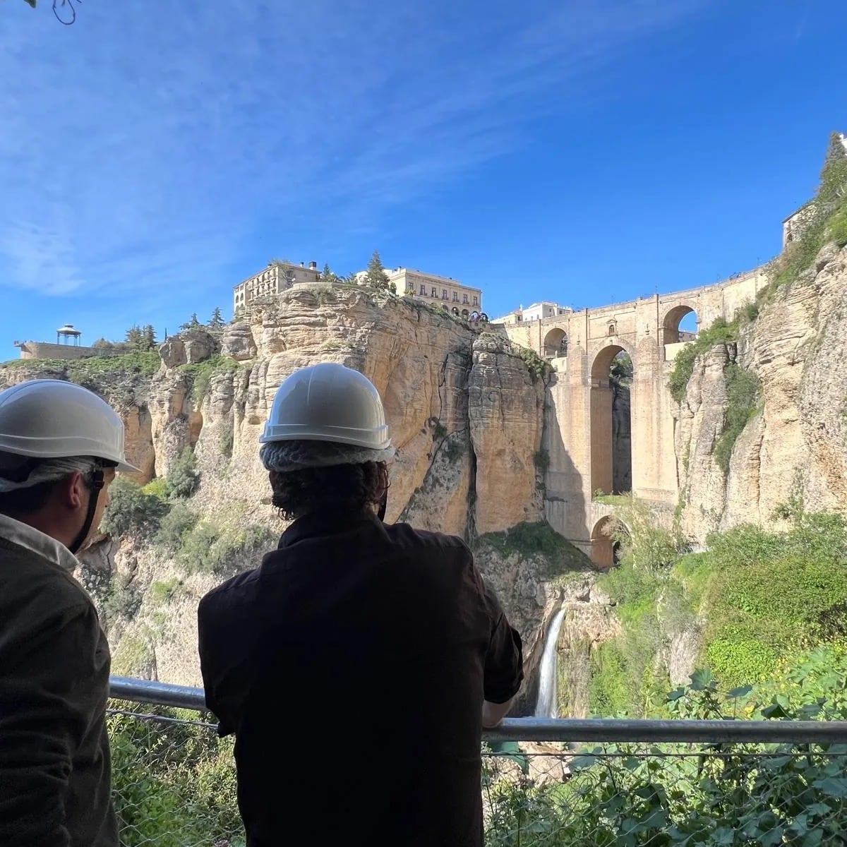 Dos personas en un tramo del nuevo camino que ha sido rehabilitado