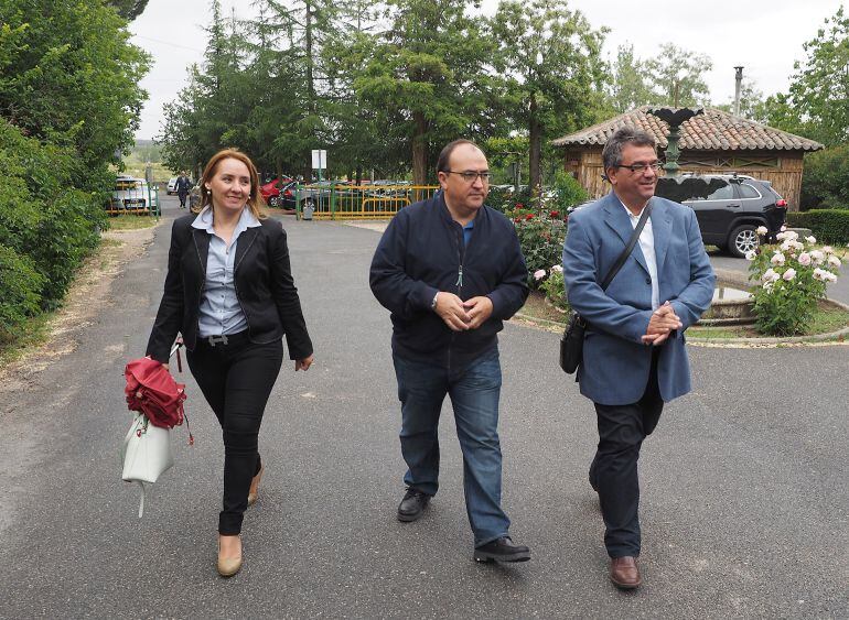 El candidato del PSOE al Congreso en su visita a la Casa Grande de Martiherrero