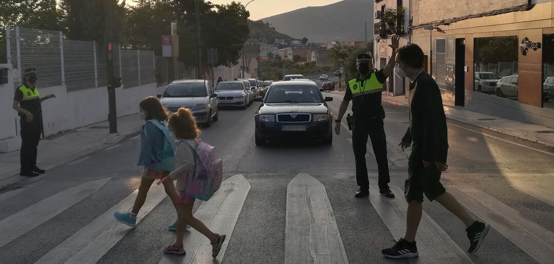 Menores se dirigen a la entrada de un colegio de la capital.