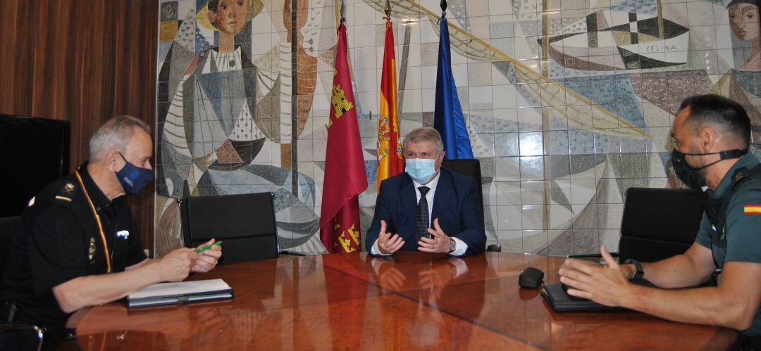 Reunión del Delegado del gobierno, José Vélez con el jefe Superior de Policía, Alfonso Navarro, y Diego Mercader, teniente coronel de la Guardia Civil de Murcia