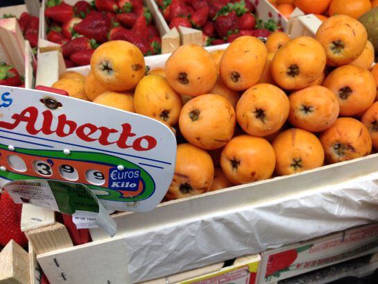 Nísperos y fresas en el Mercado de Barceló.