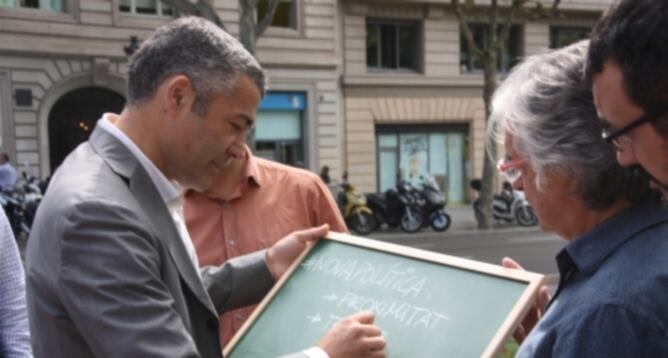 El diputat i candidat liderar ERC a les properes eleccions municipals de Barcelona, Oriol Amorós, abans de pronunciar el seu discurs als Jardinets de Gràcia