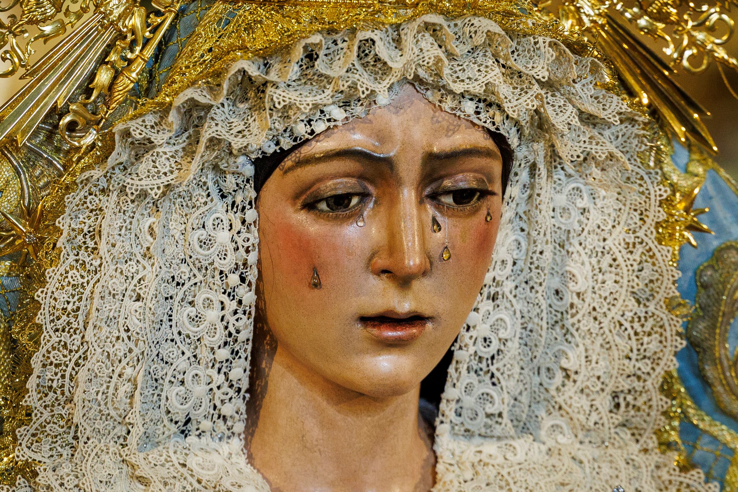 SEVILLA, 23/06/2025.- Los devotos de la Esperanza Macarena de Sevilla siguen divididos sobre el resultado de los trabajos que se han realizado a la imagen durante el fin de semana, que, aunque en principio parecían ceñidos a las pestañas colocadas a la imagen, al final creen que han ido más allá. EFE /Julio Muñoz
