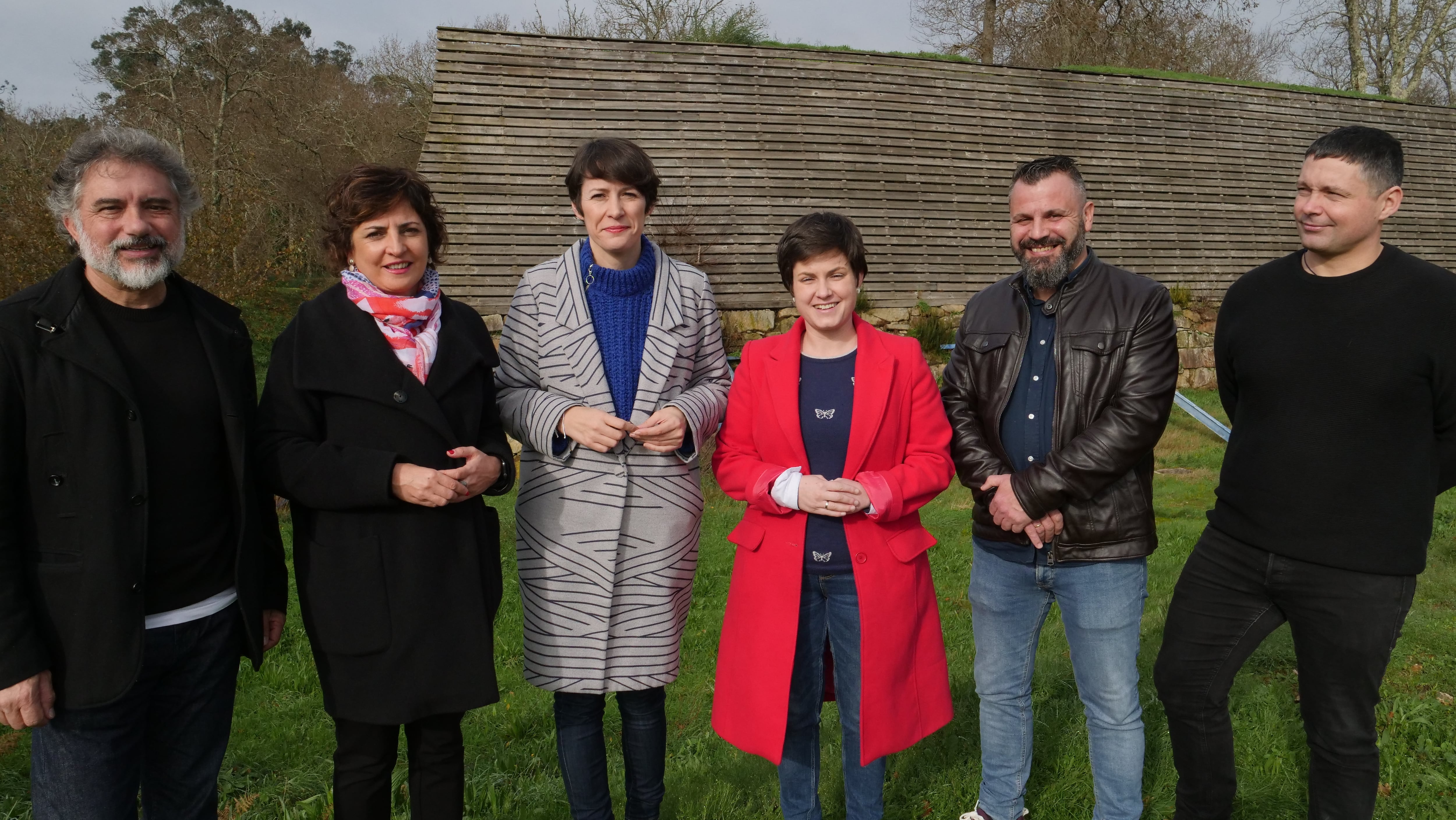 La portavoz nacional del BNG, Ana Pontón (tercera por la izquierda) junto a representantes de su formación en Tomiño.