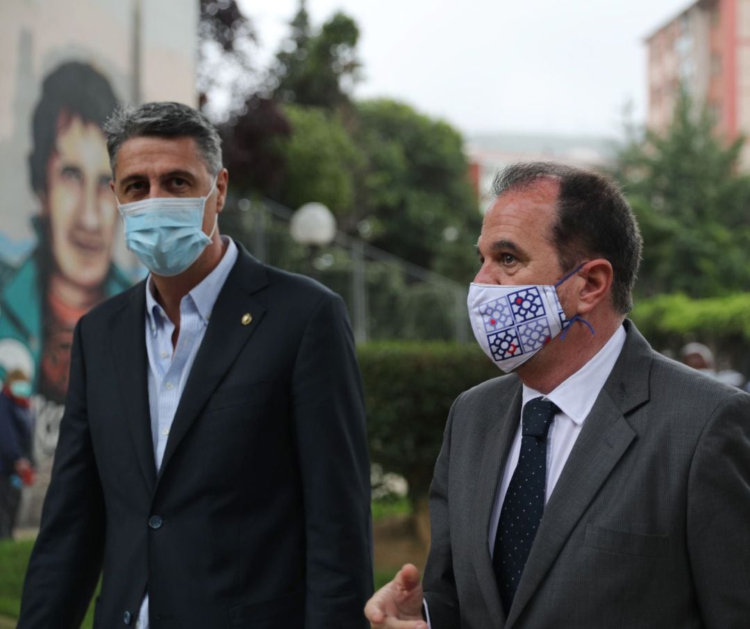 El candidato a lehendakari por la coalición PP+Cs, Carlos Iturgaiz, (d) pasea con el alcalde de Badalona, Xavier García Albiol, (i) en el barrio bilbaíno de Rekalde, donde el candidato ha propuesto una ley contra la ocupación ilegal de viviendas que incluya penas de cárcel y ha acusado al PNV de &quot;tolerar&quot; y de actuar con &quot;permisibilidad&quot; ante este problema. 