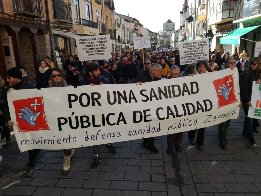La cabecera de la manisfestación a su paso por la Calle Mayor