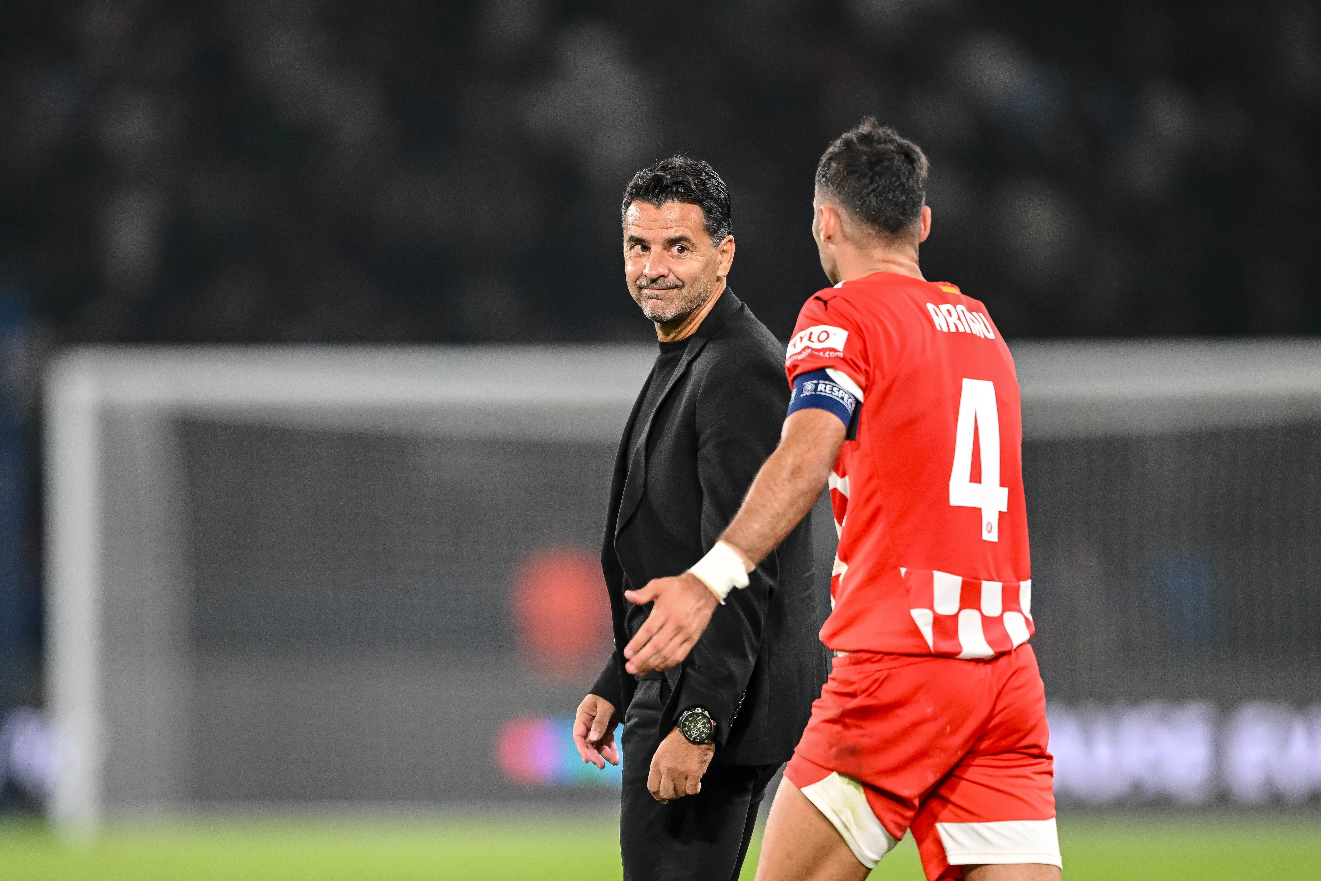 Míchel habla con uno de sus jugadores tras el PSG - Girona