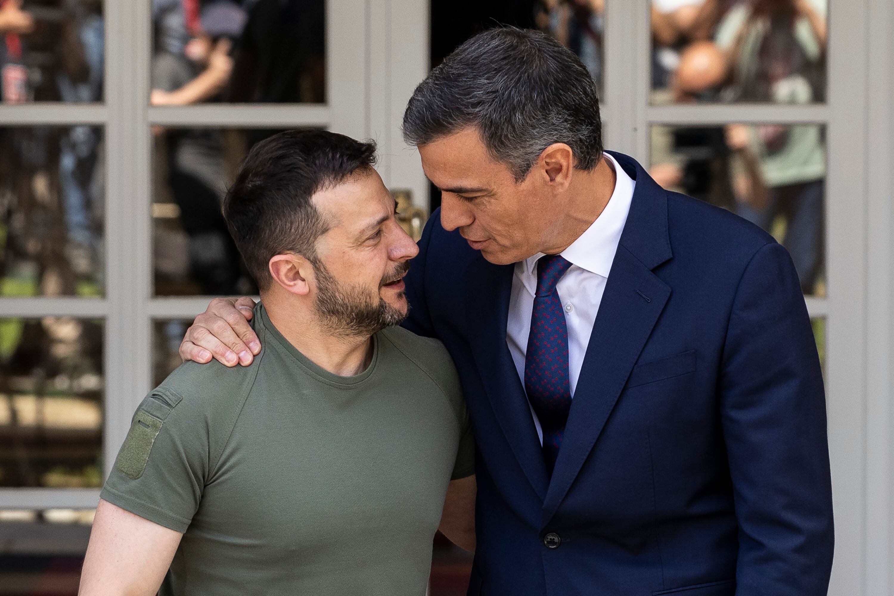 Sánchez y Zelenski se saludan en la Moncloa
