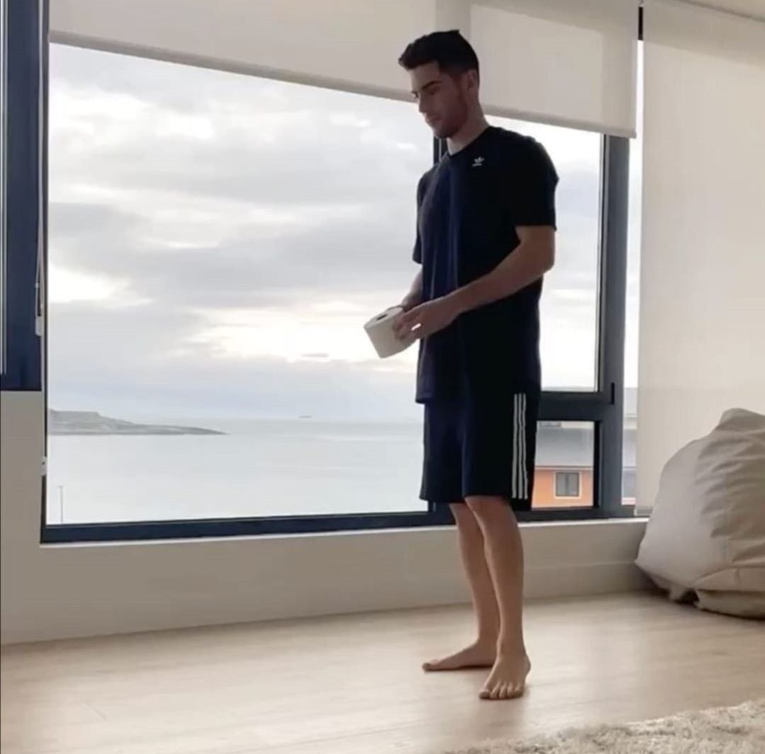 Luca Zidane hace el reto en el salón de su casa