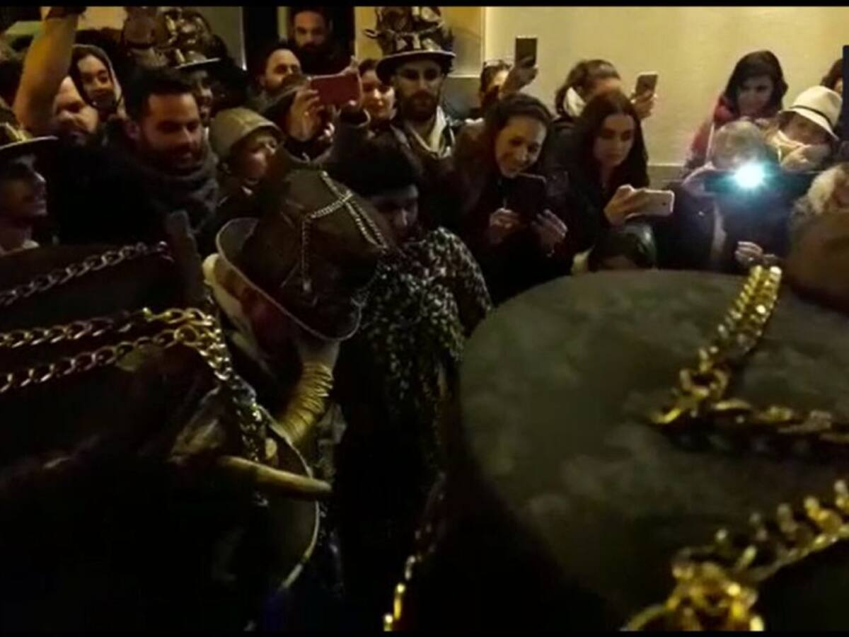 La comparsa juvenil de Nene Cheza le canta un pasodoble por su Antifaz de Oro