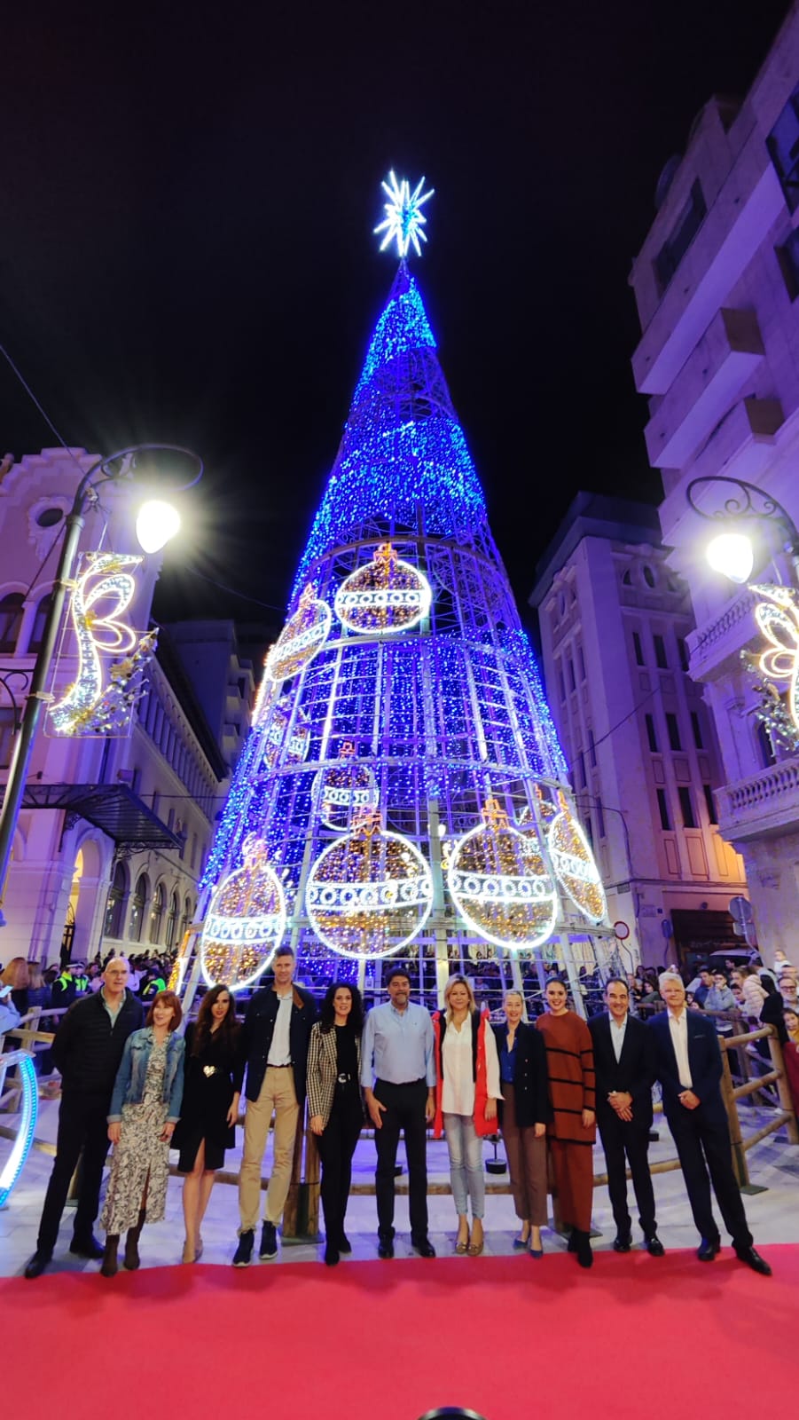 El equipo de gobierno de Barcala posando delante del árbol iluminado tras el encendido