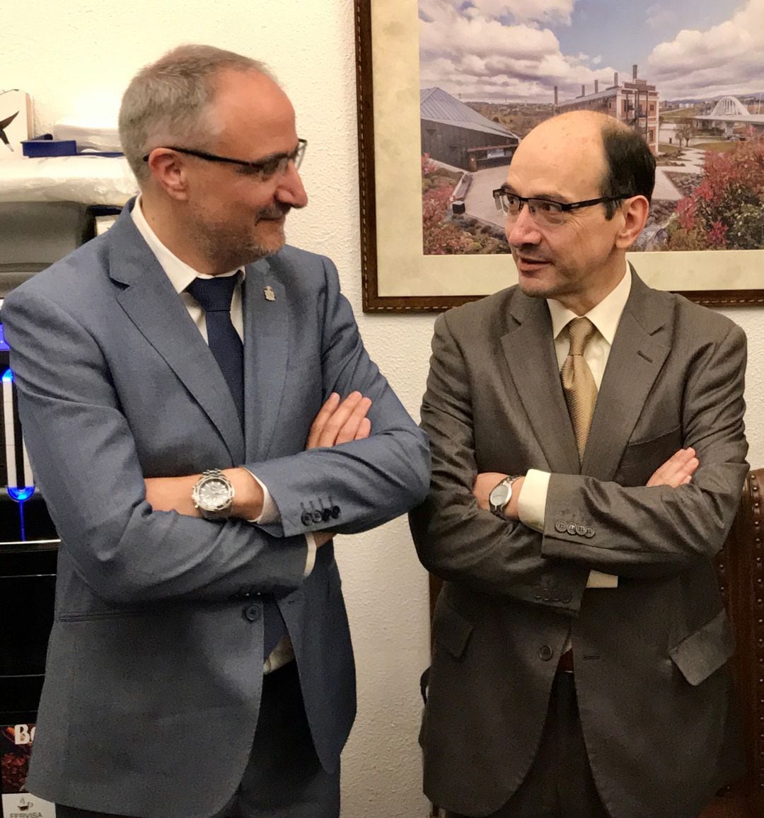 El alcalde recibió al candidato a rector de la ULE en el ayuntamiento