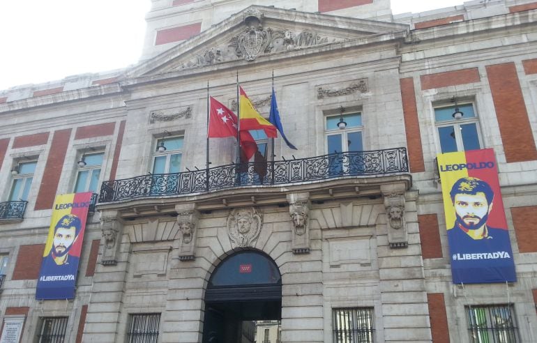 Las dos pancartas de apoyo al opositor venezolano en la Casa de Correos de Madrid