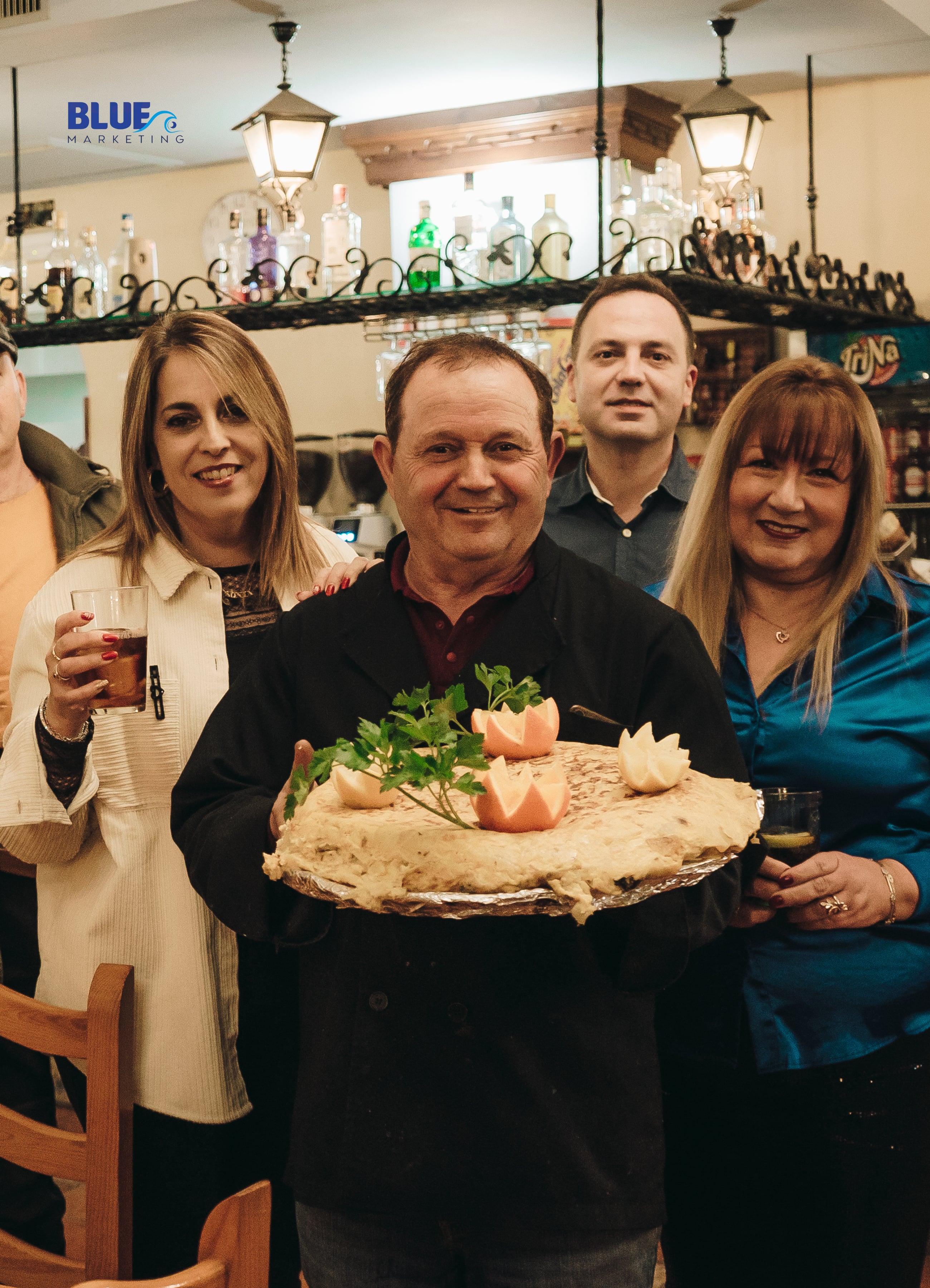 Eduarod Pérez, rodeado de clientes y amigos, con una de sus tortillas (cortesía de @bluemarketing_es).