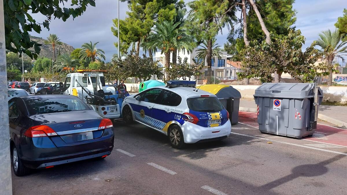 Compromís denuncia el estado de los coches de la Policía Local de Alicante después de que la grúa arrastre uno averiado