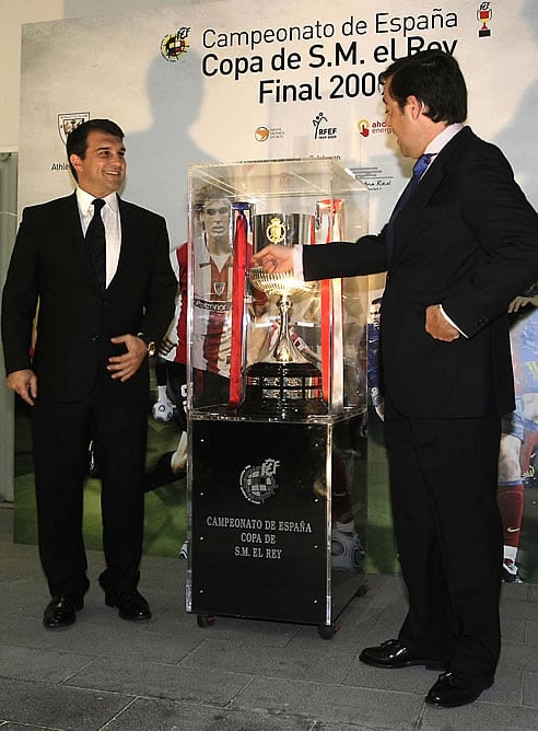 Joan Laporta y García Macua, presidentes del Barça y Athletic respectivamente, junto al troefo de la Copa del Rey