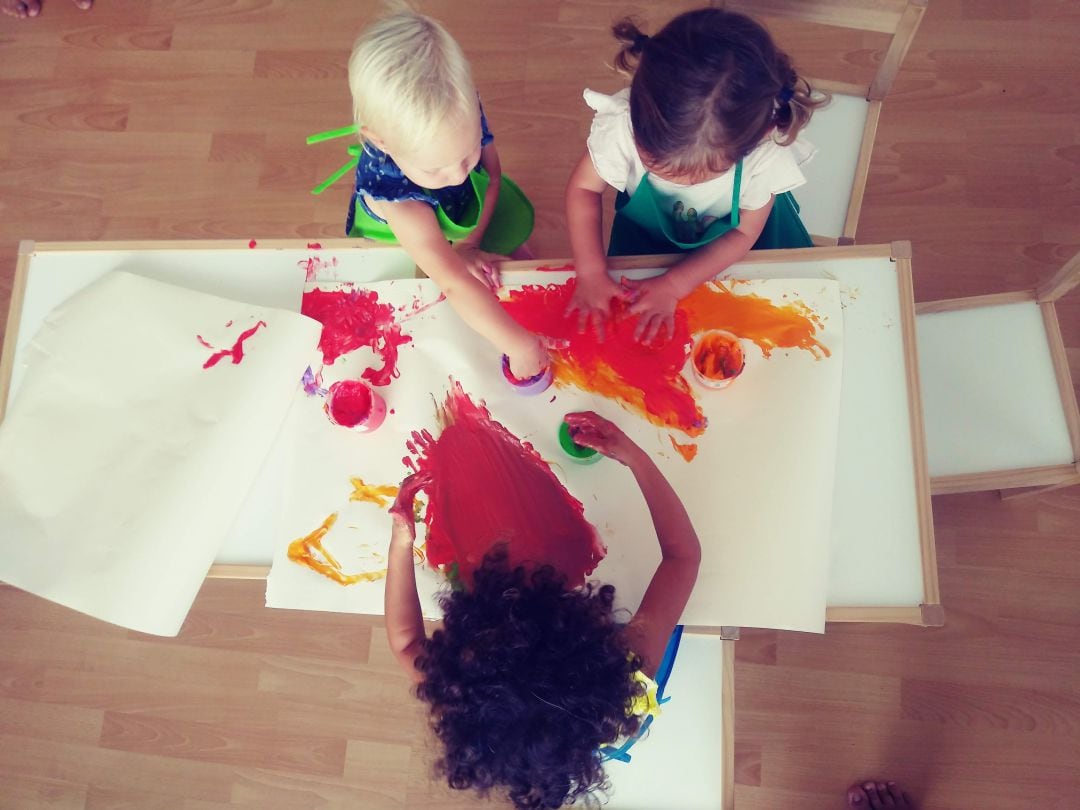 Niños juegan y aprenden en La Tribu de La Luz en Tarifa