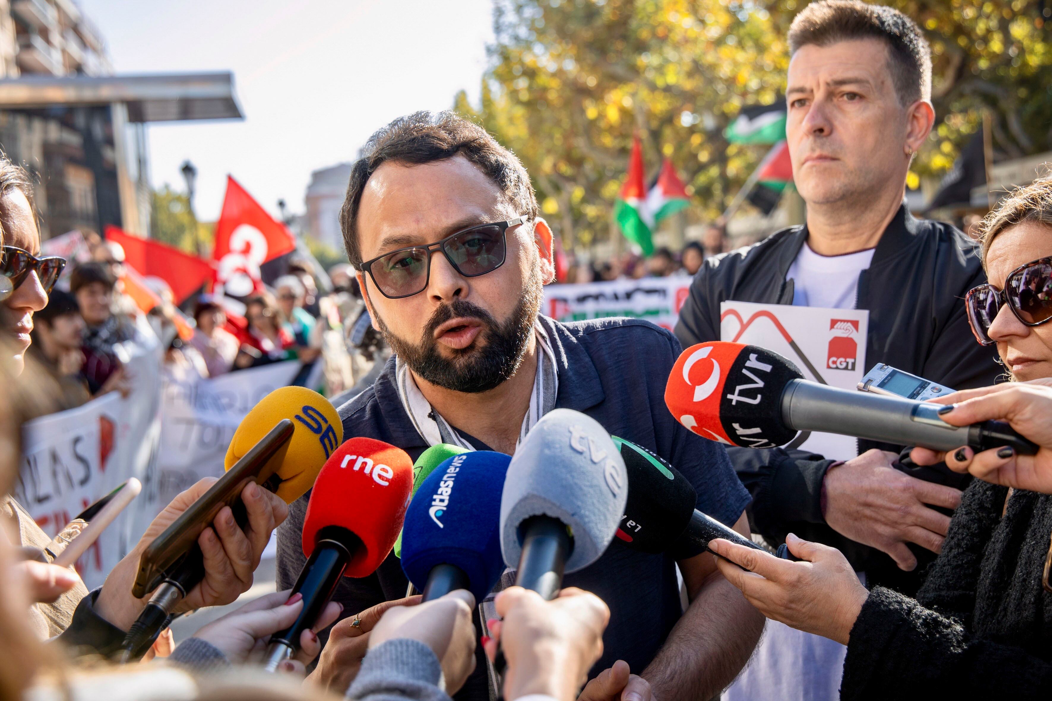 LOGROÑO, 15/10/2025.- Fares Khader, residente gazatí en Logroño, en declaraciones a los medios de comunicación antes de la concentración en la que cientos de estudiantes junto acampada por Palestina de La Rioja han protestado este miércoles en el Paseo del Espolón en apoyo a la jornada de lucha por Palestina convocada por estudiantes y sindicatos. EFE/ Raquel Manzanares