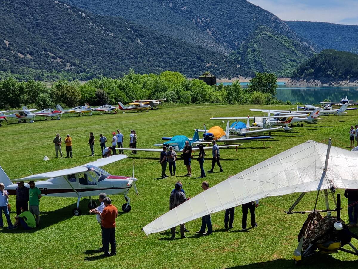 Ochenta aeronaves se concentran en el aeródromo de Aínsa-Coscojuela de Sobrarbe