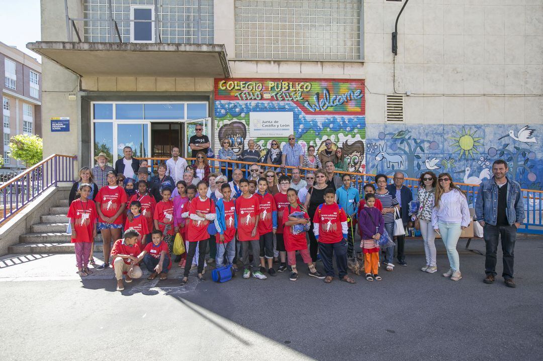 Imagen de archivo de familias participantes de &quot;Vacaciones en Paz&quot; en Palencia