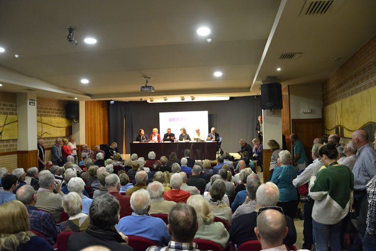 Expectación generada en la charla informativa de la cónsul británica en Alicante, celebrada en la Casa de Cultura de Xàbia.