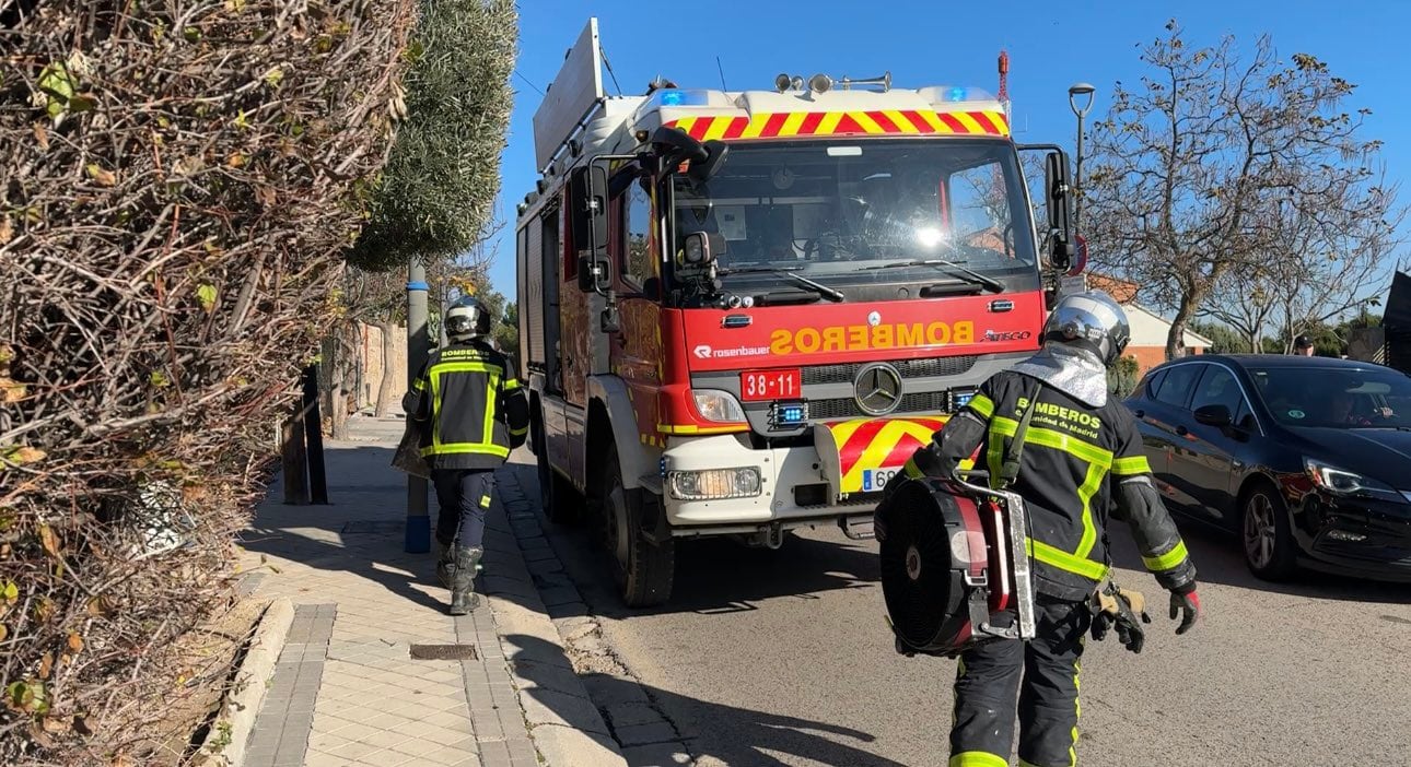 Los bomberos actuando en la vivienda donde ocurrió la explosión