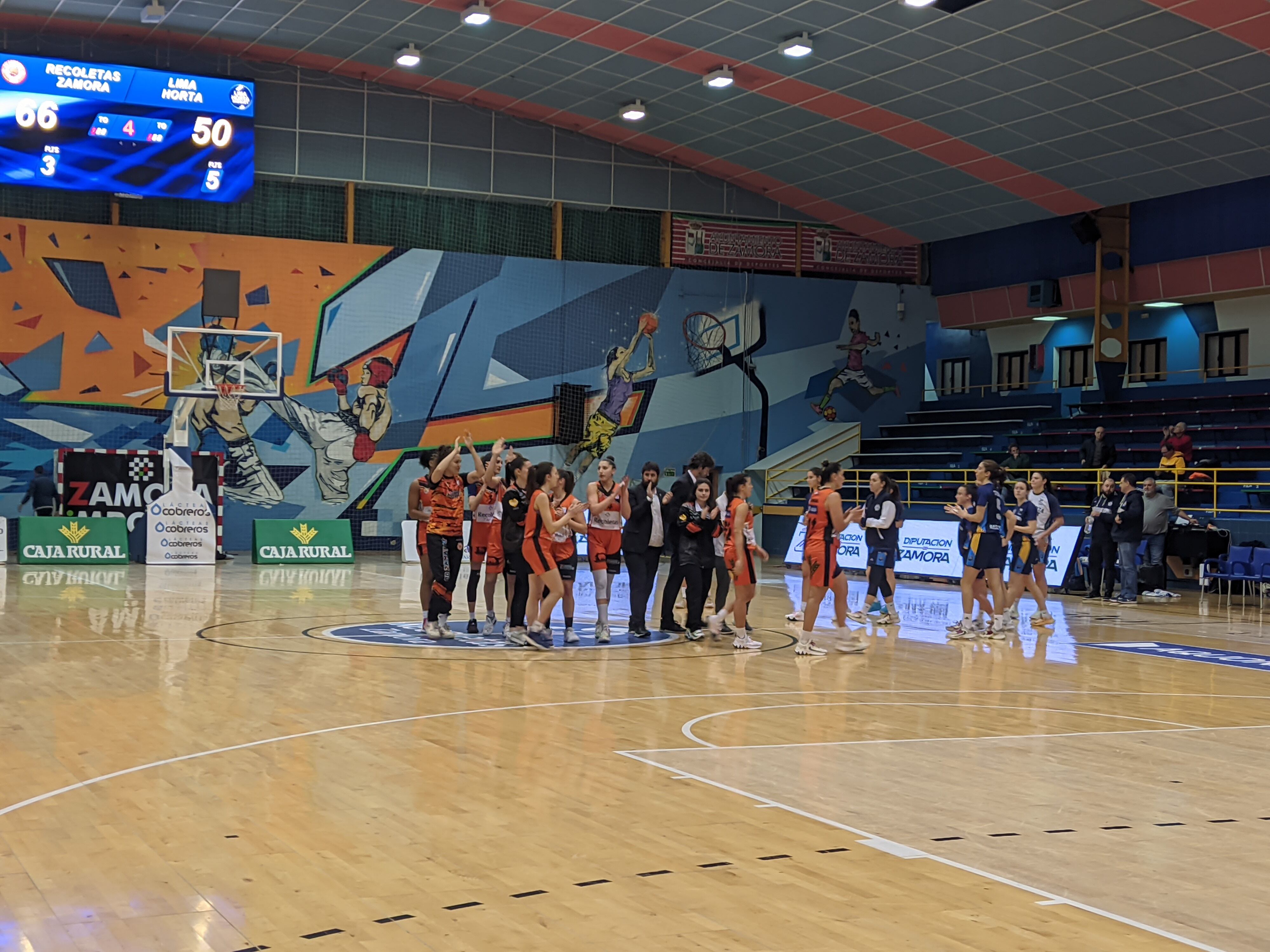 Las jugadoras celebran la victoria