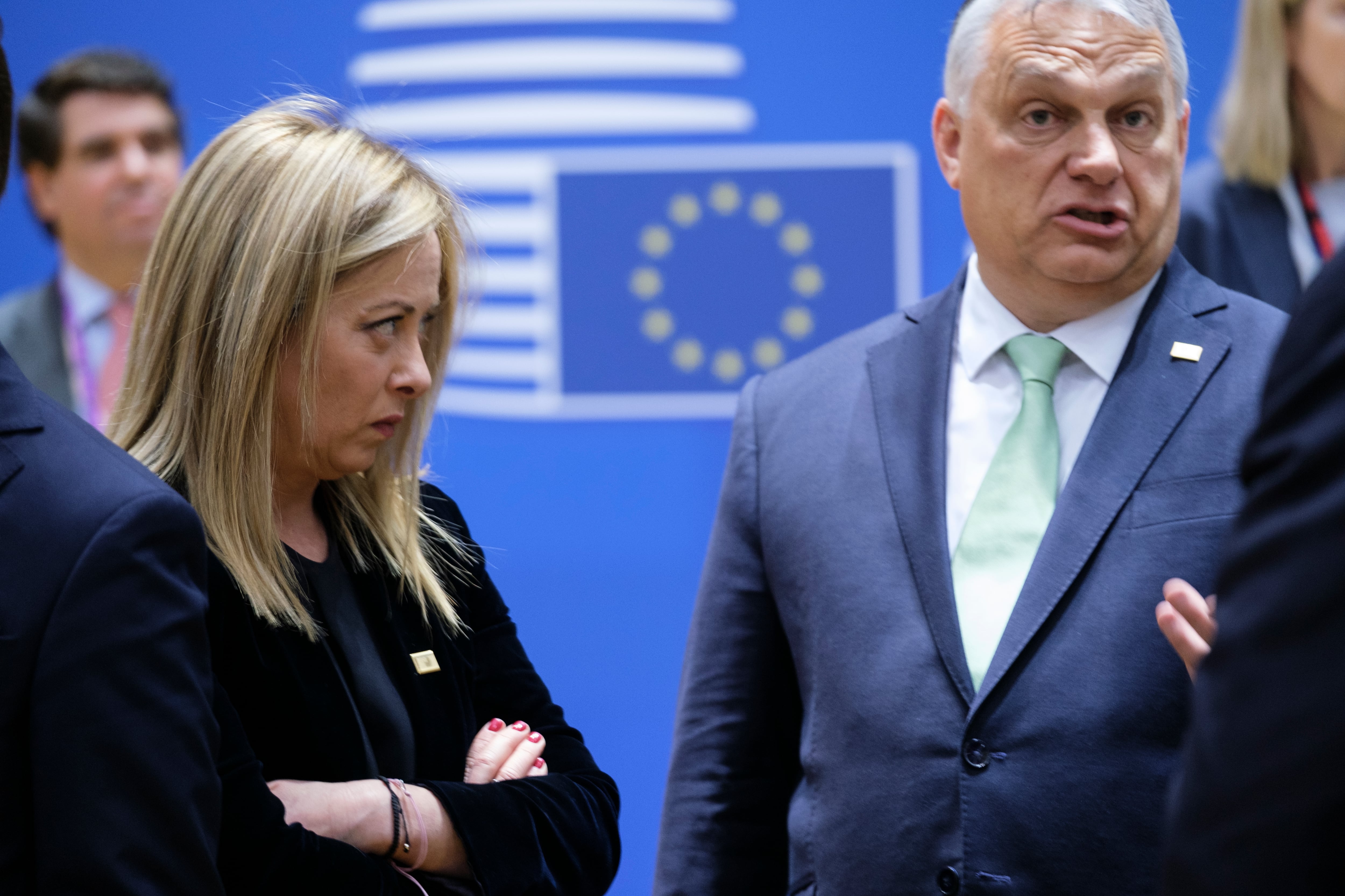 Giorgia Meloni y Viktor Orbán en una reunión del Consejo Europeo en Bruselas