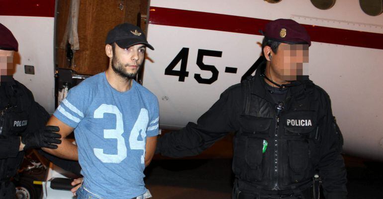 Fotografía facilitada por la Policía Nacional, del principal sospechoso del doble crimen de Cuenca, Sergio Morate, a su llegada al aeropuerto madrileño de Torrejón 