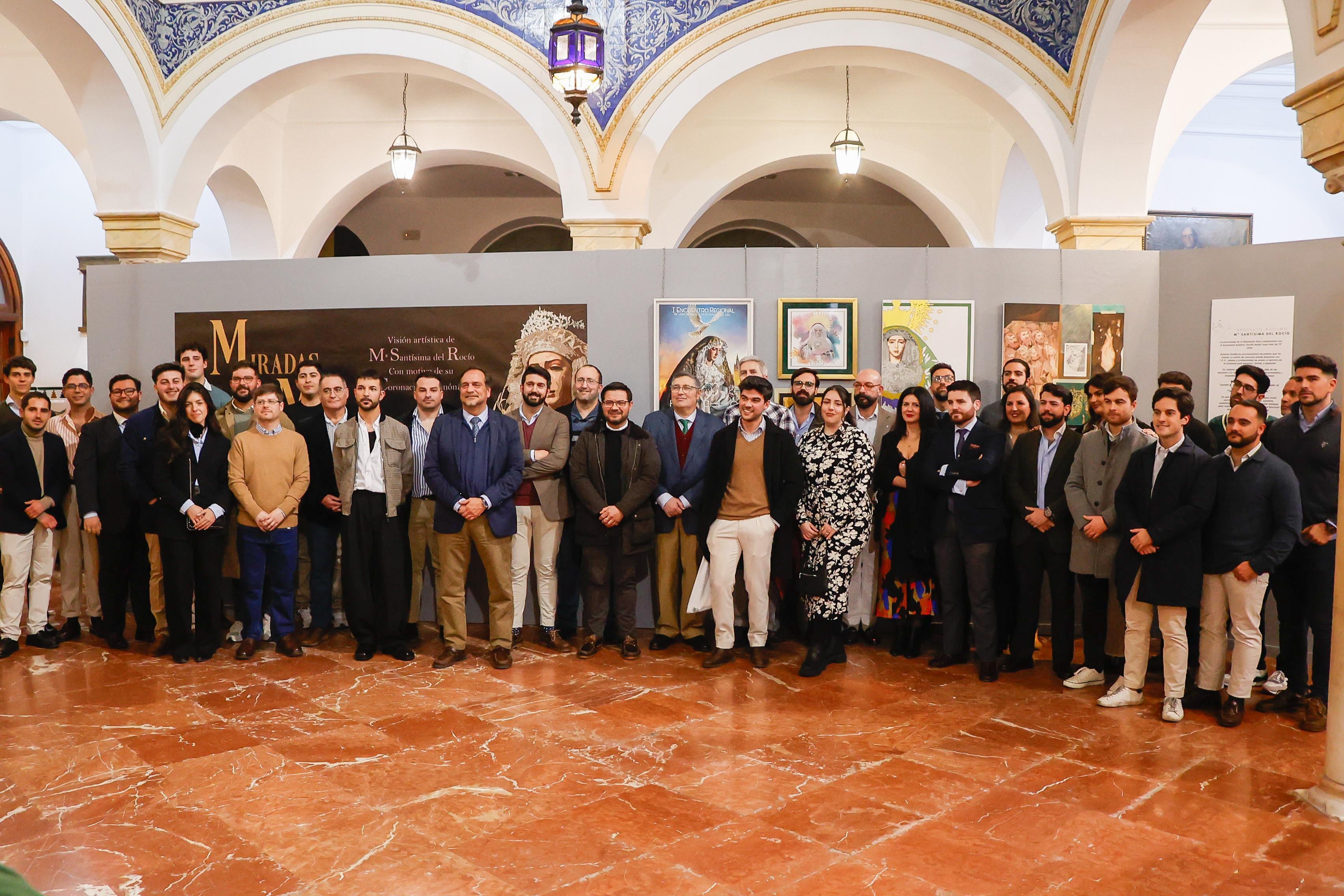 Foto de familia tras la inauguración de la muestra &#039;Miradas a la Madre de Dios&#039;