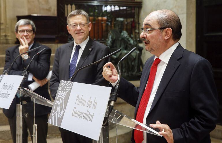 El president de la Generalitat, Ximo Puig, y el presidente de Aragón, Javier Lambán, durante el encuentro mantenido este martes para tratar, entre otros asuntos, sobre las comunicaciones entre ambas comunidades. En la imagen, junto al presidente del Puert