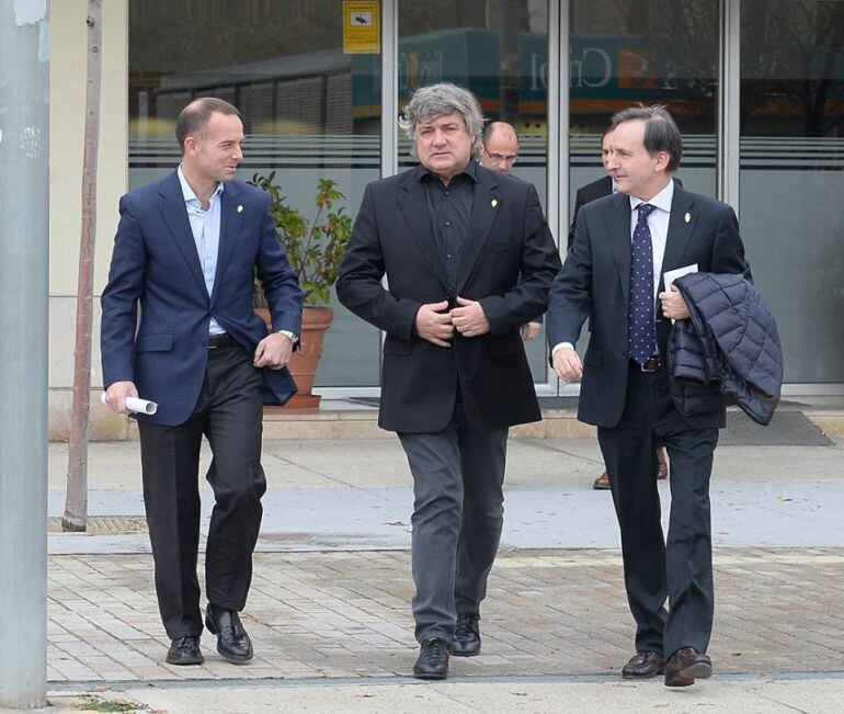 Narcís Juliá junto a Christian Lapetra y Carlos Iribarren saliendo de las oficinas del lcub