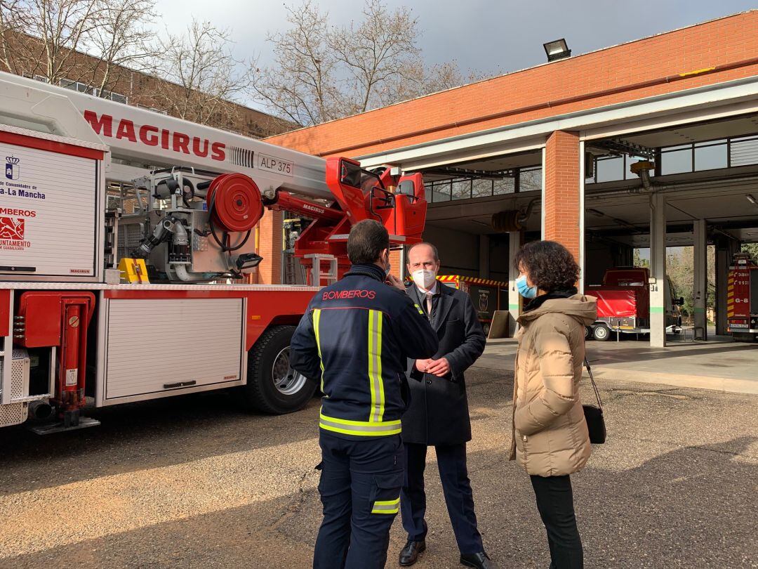 El alcalde visitando el actual Parque de Bomberos