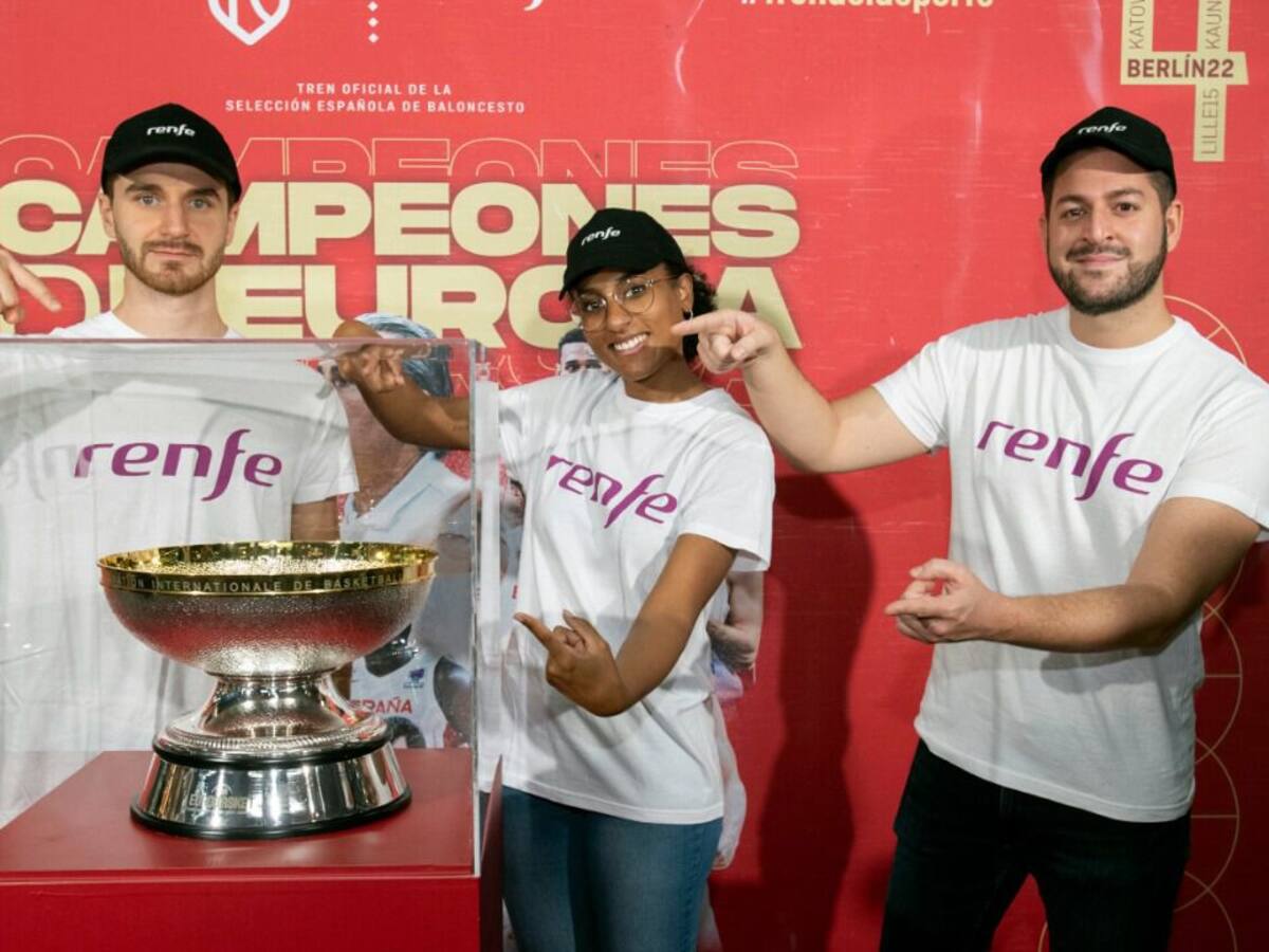 Las Copas del EuroBasket y del Mundial de Baloncesto ganadas por la Selección Española se exponen en la estación de Cercanías de Aeropuerto