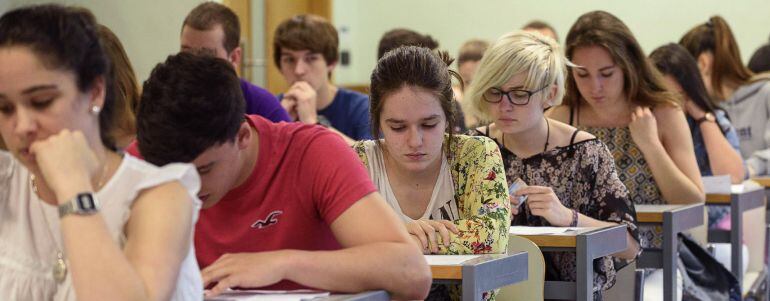 Varios estudiantes realizan uno de los exámenes de la prueba de Selectividad