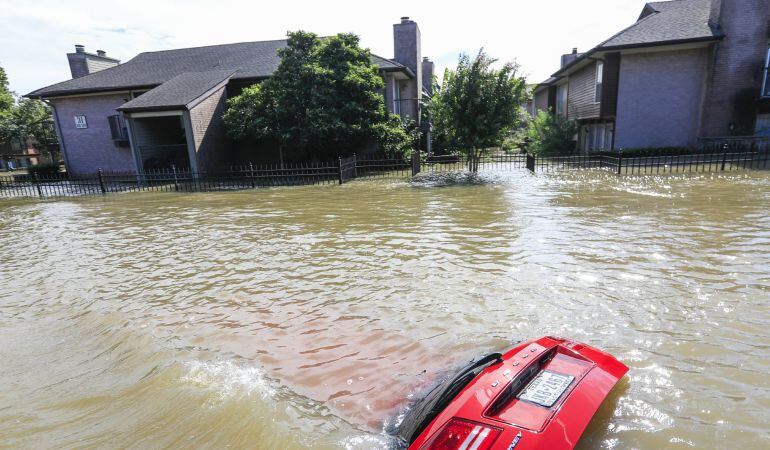 Vista de un coche sumergido por las inundaciones de la crecida del río Buffalo Bayou debido al huracán Harvey en Houston, en el estado de Texas, Estados Unidos. 