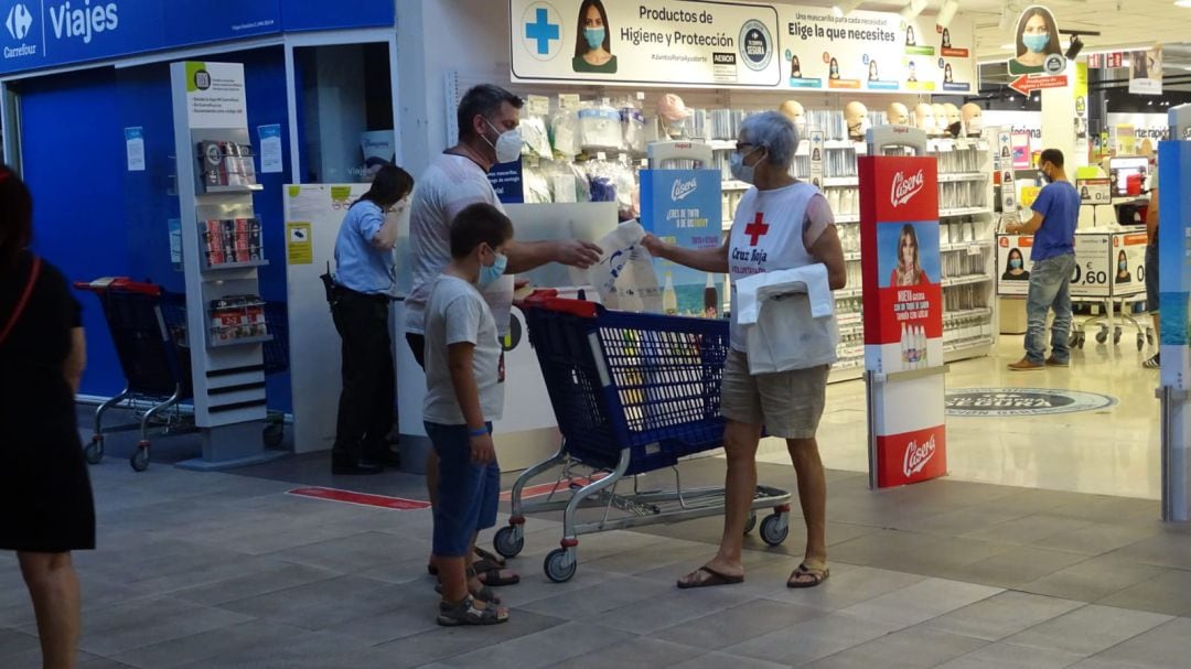 Voluntarios de Cruz Roja animan a participar en la iniciativa Kilos de Solidaridad en hipermercados Carrefour