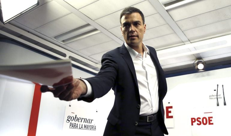 El secretario general del PSOE, Pedro Sánchez, durante la rueda de prensa que ha ofrecido tras la reunión de la Comisión Permanente de la Ejecutiva del PSOE, que ha analizado la situación política tras los comicios municipales y autonómicos