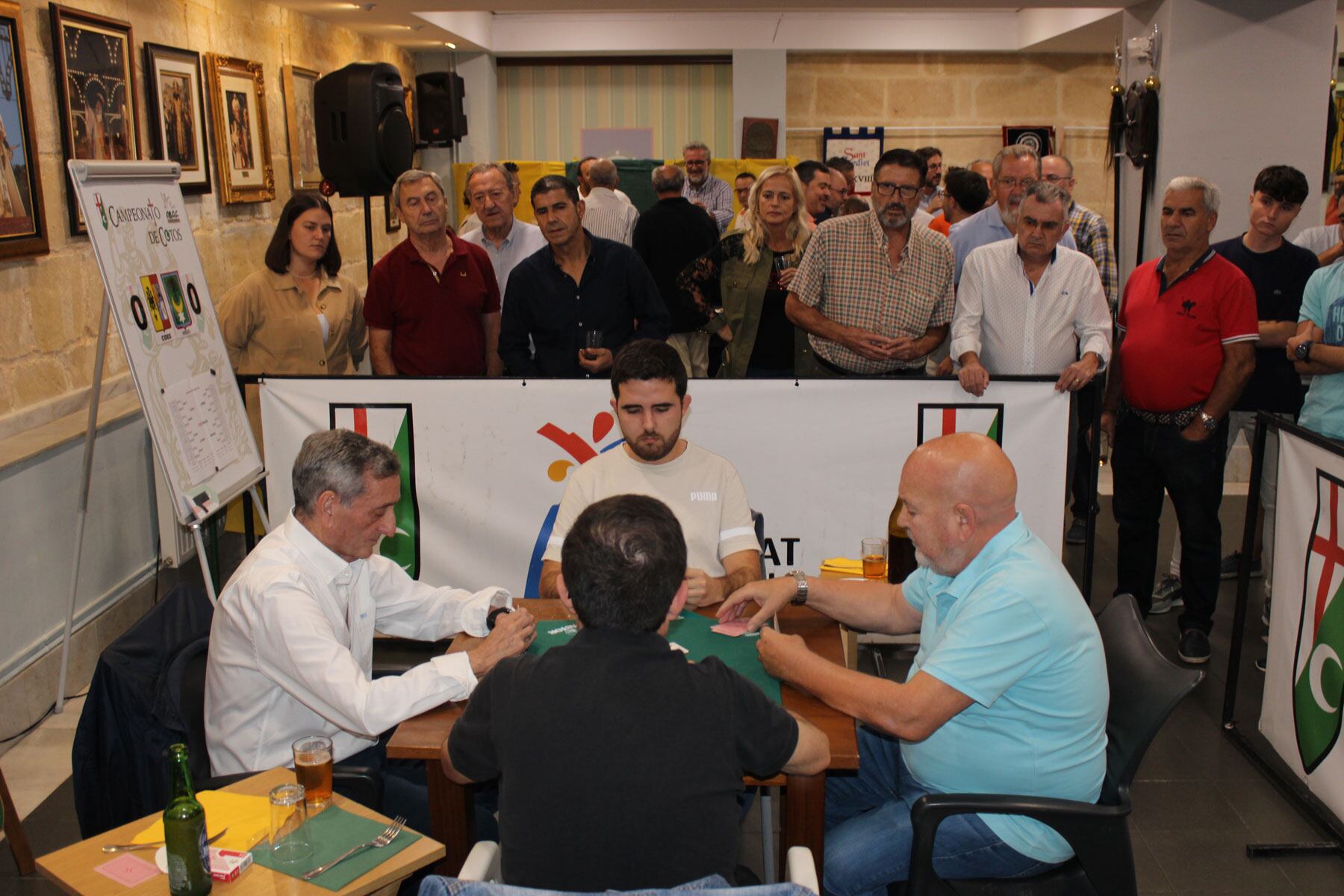 La final se disputó en la sede de la filà Mudéjares, capitán moro del 2024, con una gran presencia de público que siguió con atención las evoluciones de las dos parejas finalistas