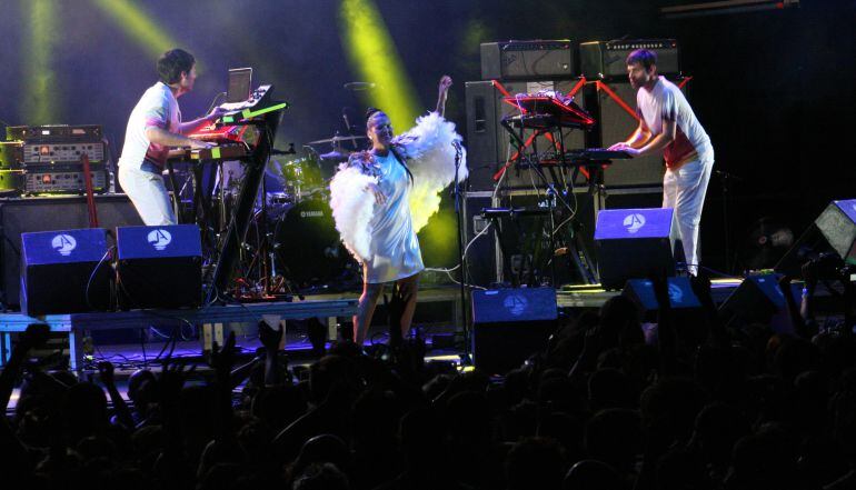 El grupo colombiano Bomba Estéreo, sobre el escenario del Festival Charco 